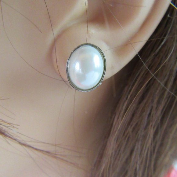 Faux white pearl oval pierced stud earrings - Picture 3 of 5